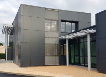 chantier Autajon, extension et aménagement d'un bâtiment de bureaux, charpente métallique, plancher collaborant, bardage métallique sur murs béton, serrurerie